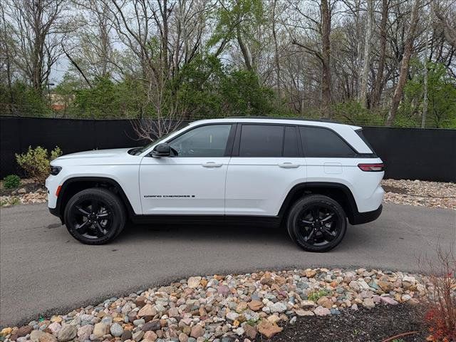 Used 2024 Jeep Grand Cherokee Altitude AWD/4WD image 2