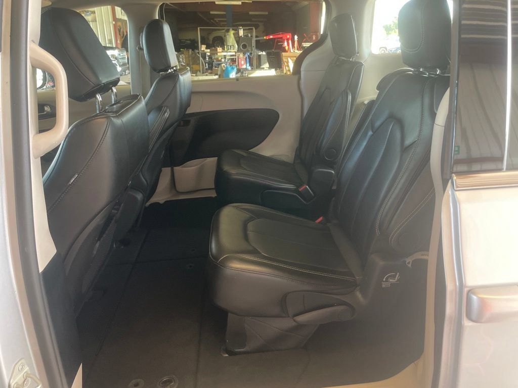 Used 2024 Chrysler Pacifica Touring-L FWD image 12