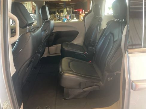 Used 2024 Chrysler Pacifica Touring-L FWD image 12