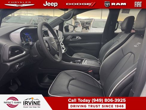 Used 2026 Chrysler Pacifica Limited w/ Uconnect Theater Family Group image 17