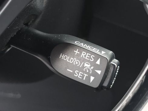 Used 2019 Toyota C-HR XLE FWD image 22