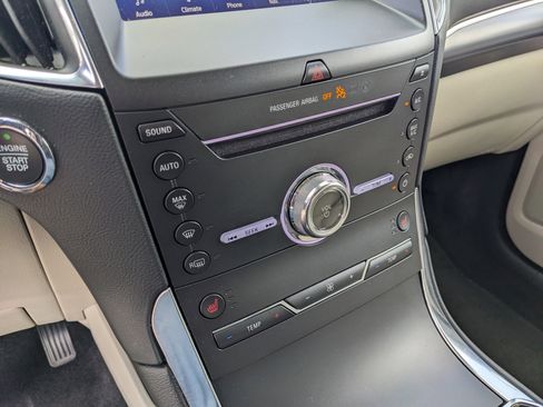 Used 2019 Ford Edge Titanium image 28