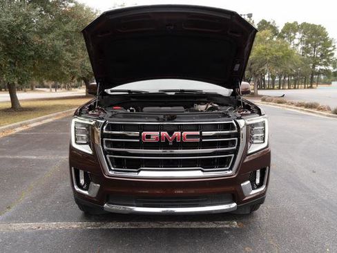 Used 2023 GMC Yukon SLT w/ SLT Luxury Package image 9