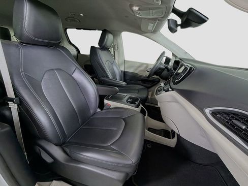 Used 2024 Chrysler Pacifica Touring-L image 32