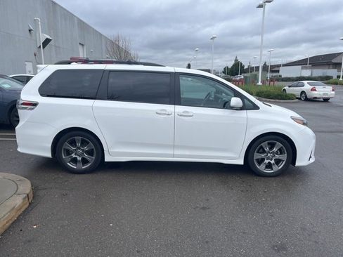 Used 2019 Toyota Sienna SE image 4