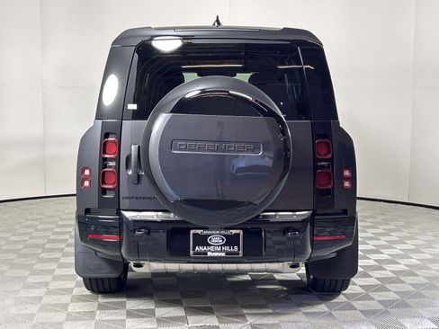 New 2025 Land Rover Defender 130 X-Dynamic SE image 4