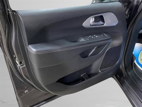 Used 2018 Chrysler Pacifica Touring Plus w/ S Appearance Package FWD image 14