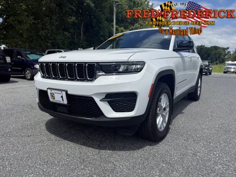 Used 2025 Jeep Grand Cherokee Laredo X w/ Trailer Tow Package AWD/4WD image 3