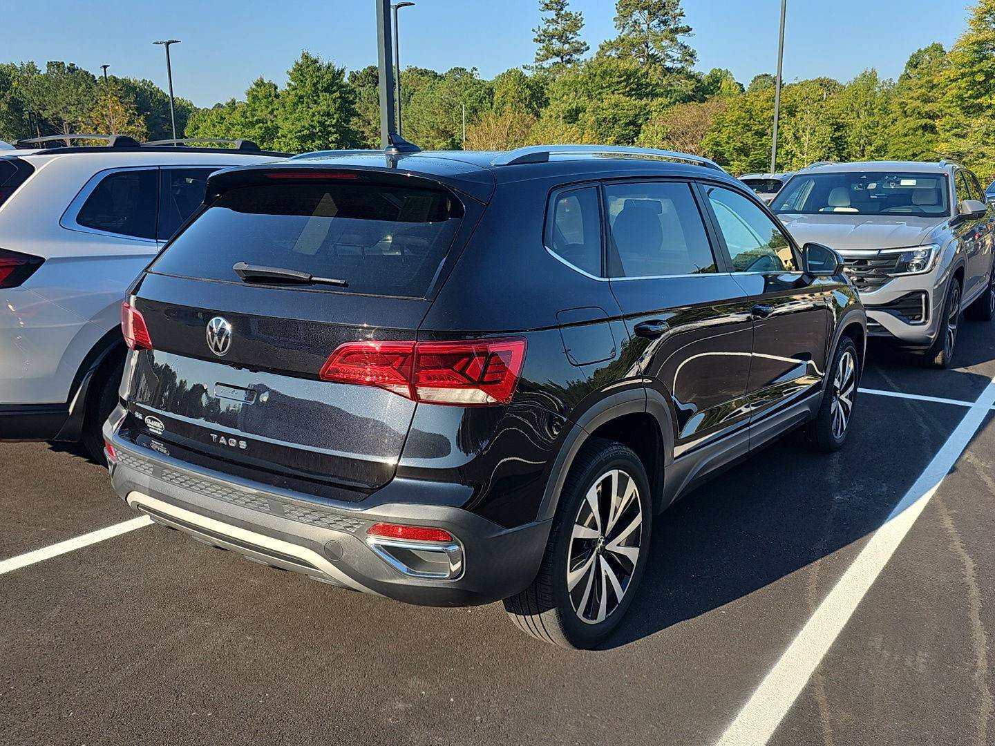 Used 2022 Volkswagen Taos SE w/ Panoramic Sunroof Package FWD image 6