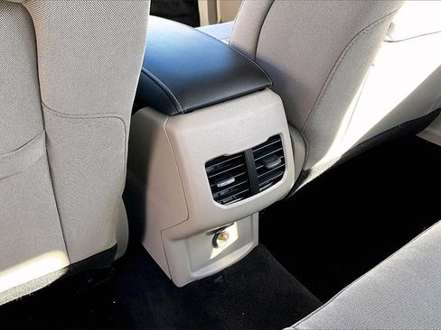 Used 2017 Ford Fusion SE w/ Fusion SE Technology Package image 10