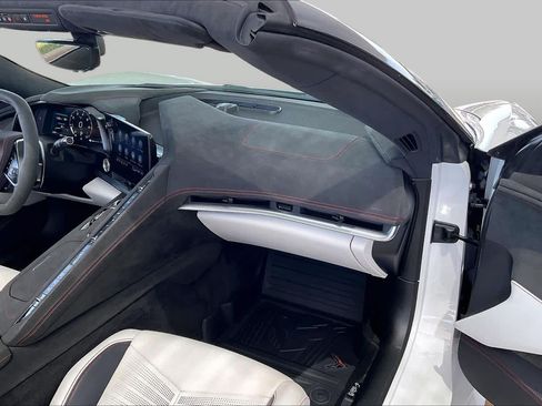 Used 2023 Chevrolet Corvette Stingray Premium Conv w/ Z51 Performance Package RWD image 18