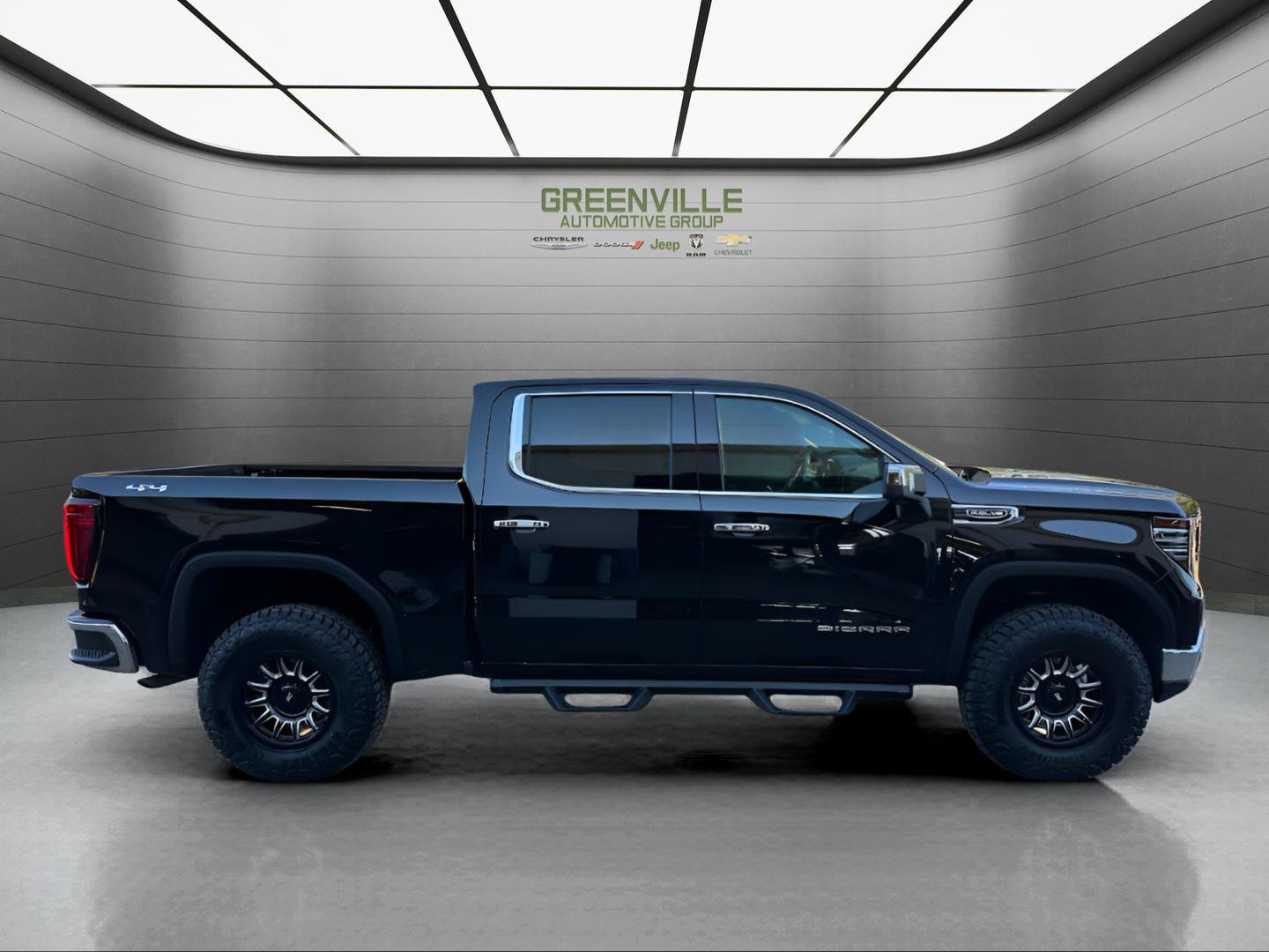 Used 2025 GMC Sierra 1500 SLT AWD/4WD image 4