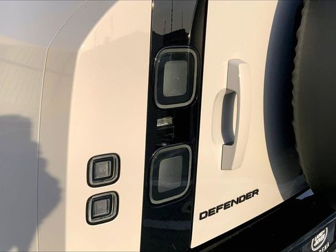 New 2026 Land Rover Defender 110 X-Dynamic SE image 5