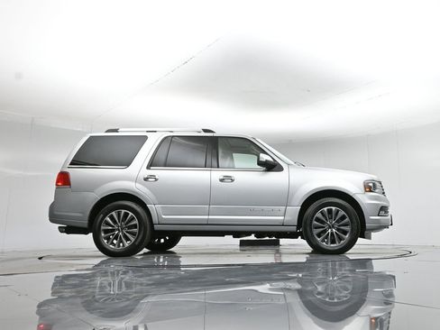 Used 2017 Lincoln Navigator Select RWD image 32