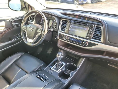 Used 2019 Toyota Highlander XLE image 24