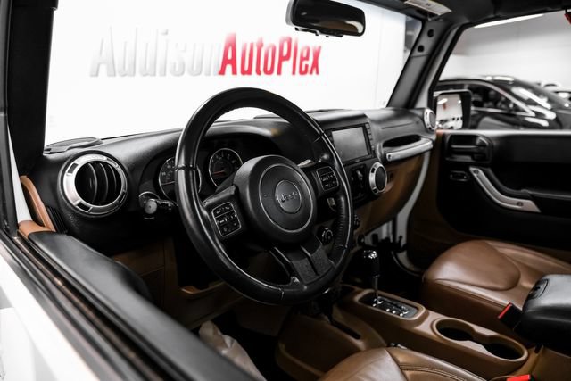 Used 2017 Jeep Wrangler Unlimited Sahara w/ Connectivity Group AWD/4WD image 15