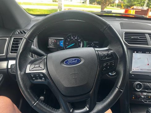Used 2018 Ford Explorer XLT w/ Equipment Group 202A AWD/4WD image 9