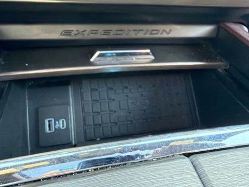 Used 2024 Ford Expedition Limited RWD image 16