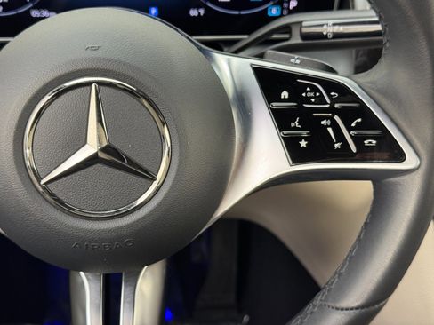 Used 2025 Mercedes-Benz GLC 300 image 23