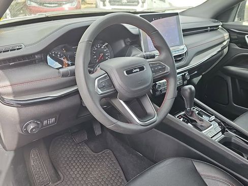 Used 2025 Jeep Compass Trailhawk AWD/4WD image 12