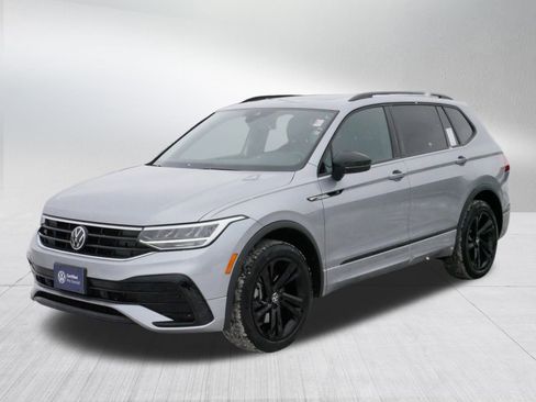 Certified 2023 Volkswagen Tiguan SE R-Line image 3