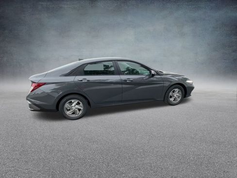 Used 2025 Hyundai Elantra SE image 24