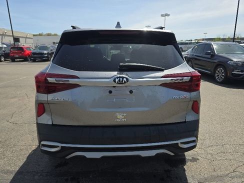 Certified 2021 Kia Seltos SX w/ SX Sunroof Package AWD/4WD image 7