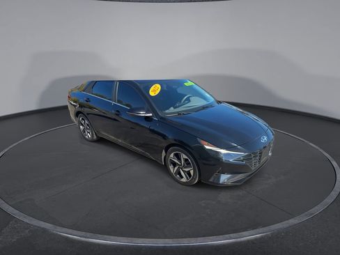 Used 2022 Hyundai Elantra SEL w/ Convenience + Premium Package image 3