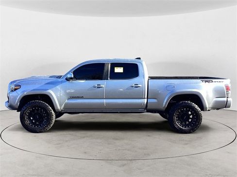 Used 2022 Toyota Tacoma TRD Sport image 2