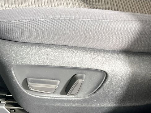 Used 2023 Toyota Highlander LE FWD image 15
