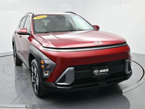 Used 2025 Hyundai Kona SEL image 2