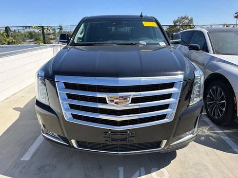 Used 2018 Cadillac Escalade Luxury RWD image 1