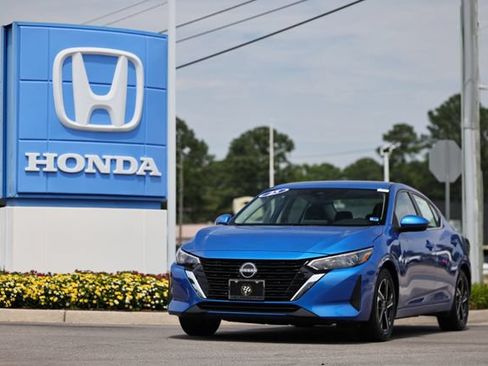 Used 2025 Nissan Sentra SV FWD image 1