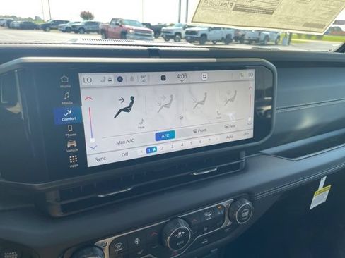 Used 2025 Jeep Gladiator Sport AWD/4WD image 15
