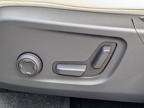 New 2025 Volvo XC40 B5 Plus w/ Protection Package Premier image 24