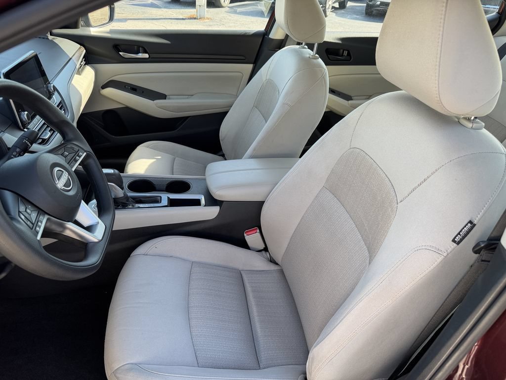 Used 2025 Nissan Altima 2.5 SV FWD image 19