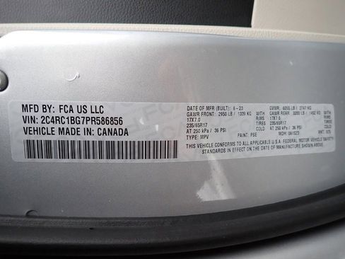 Used 2023 Chrysler Pacifica Touring-L image 22