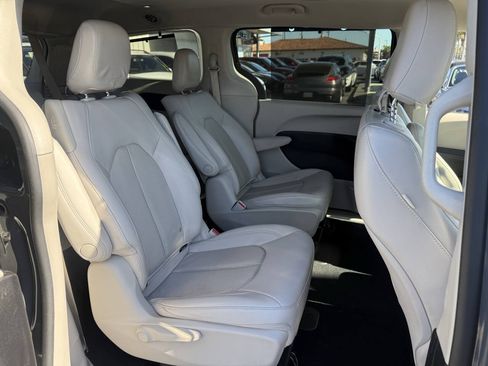 Used 2021 Chrysler Pacifica Touring-L FWD image 18