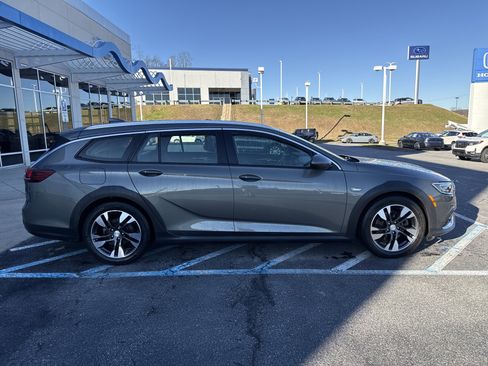 Used 2018 Buick Regal Essence w/ Driver Confidence Package #1 image 2