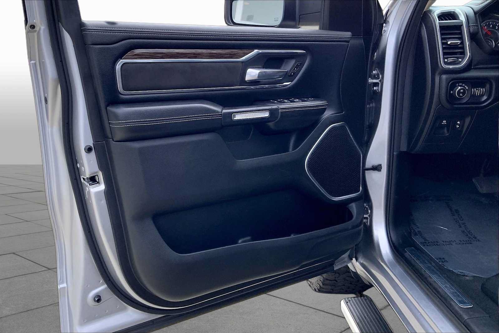Used 2019 RAM 1500 Laramie AWD/4WD image 23