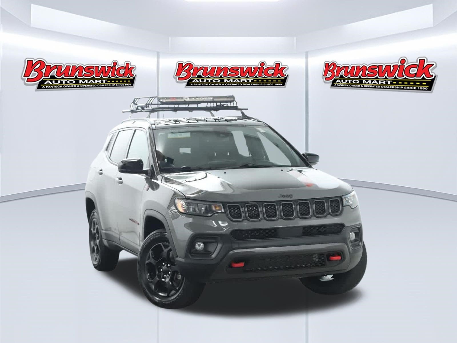 Used 2023 Jeep Compass Trailhawk w/ Trailhawk Convenience Group AWD/4WD image 2