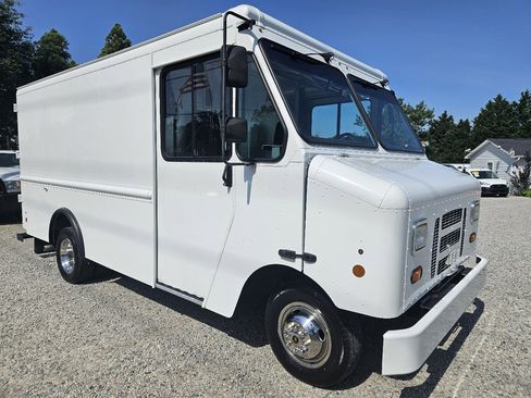 Used 2014 Ford E-350 and Econoline 350 Super Duty w/ A/C Prep Package image 7