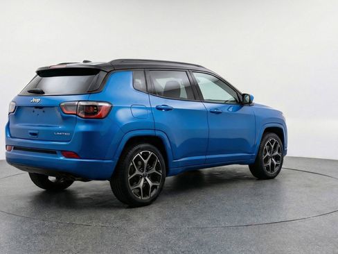 Used 2025 Jeep Compass Limited image 9