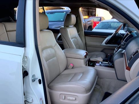 Used 2015 Toyota Land Cruiser image 9