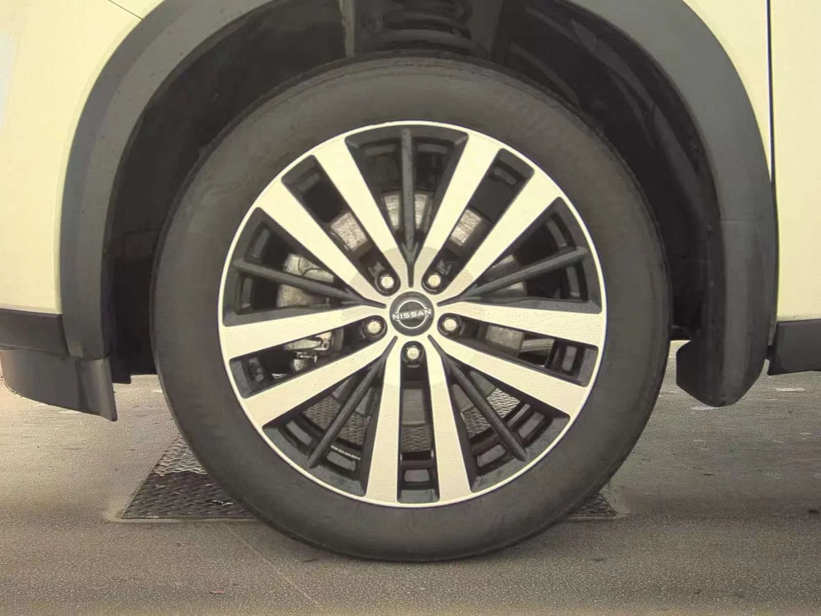Used 2024 Nissan Pathfinder Platinum AWD/4WD image 9