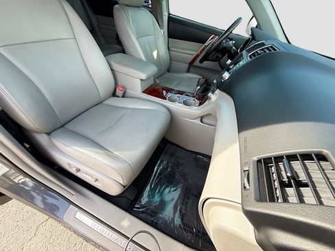 Used 2012 Toyota Highlander Limited w/ Tow Pkg AWD/4WD image 14