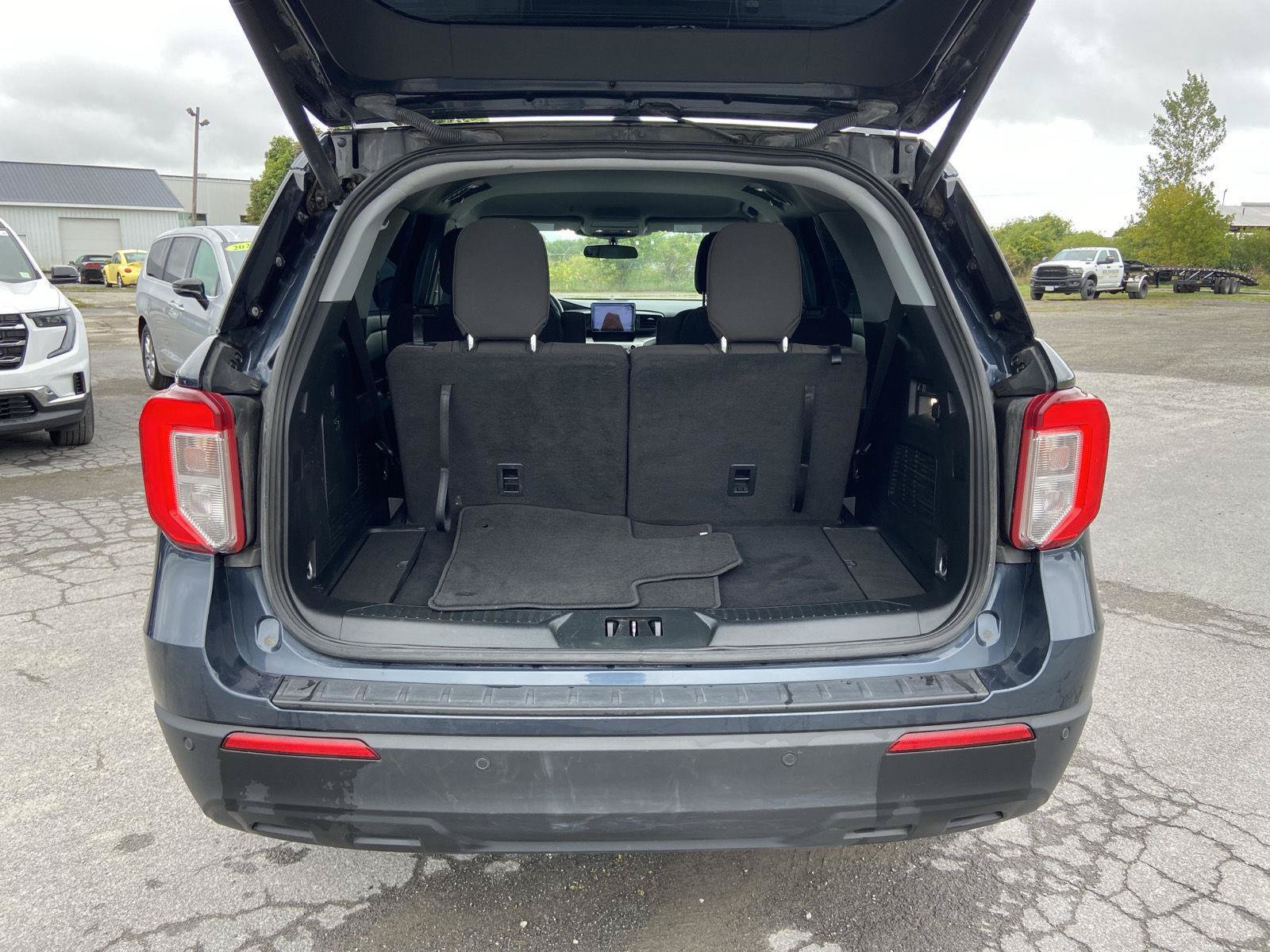 Used 2023 Ford Explorer XLT AWD/4WD image 11