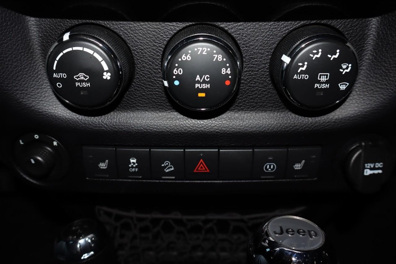 Used 2015 Jeep Wrangler Unlimited Sahara w/ Connectivity Group AWD/4WD image 17