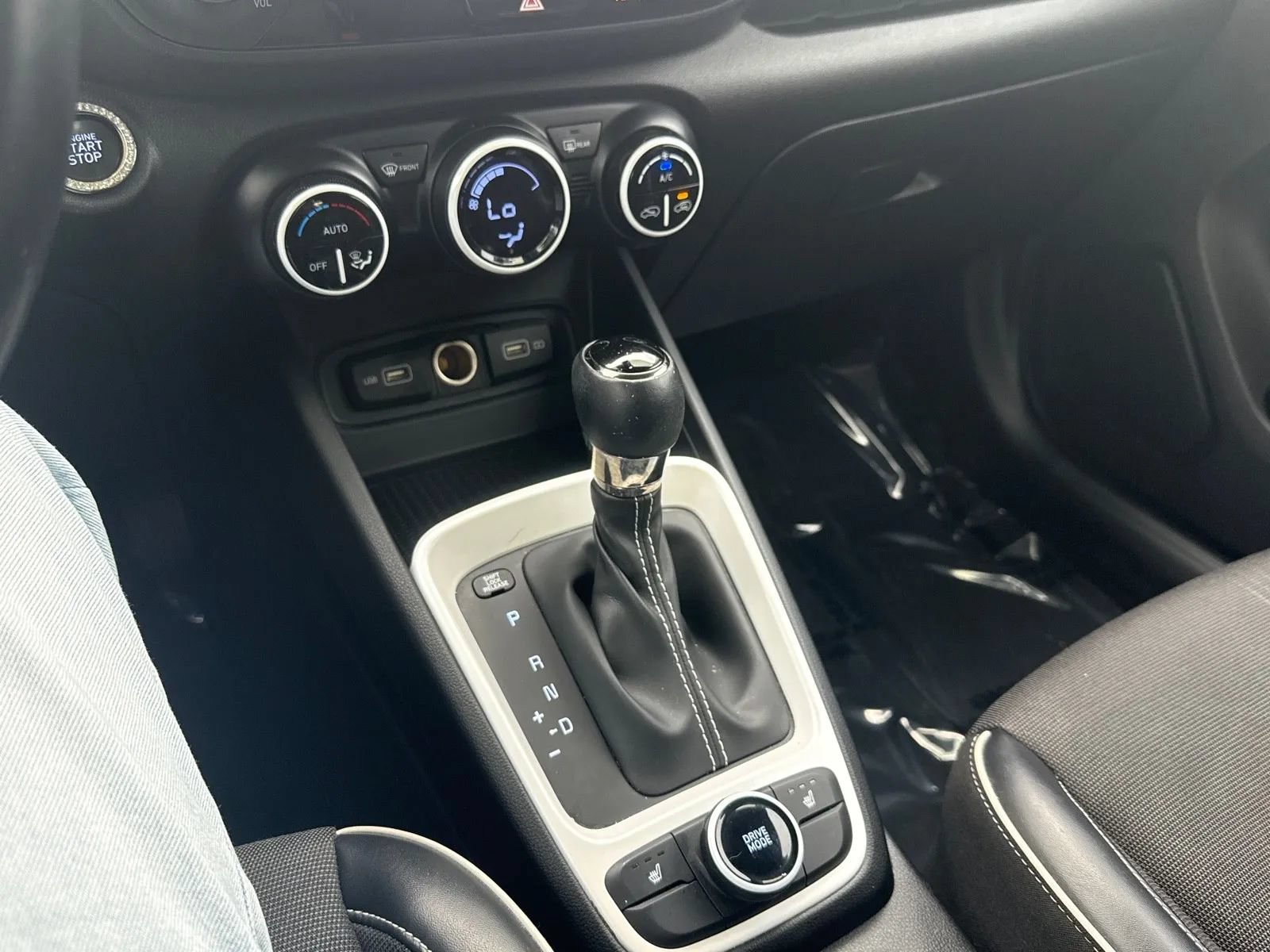 Used 2022 Hyundai Venue Limited FWD image 21