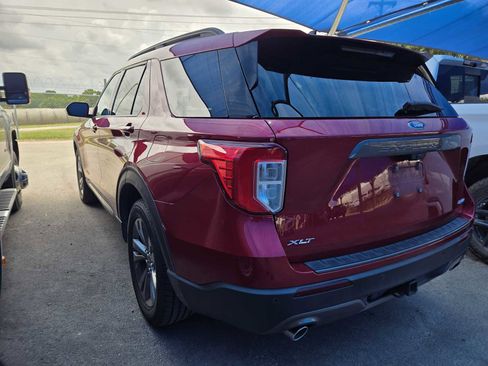 Used 2022 Ford Explorer XLT w/ Equipment Group 202A AWD/4WD image 3
